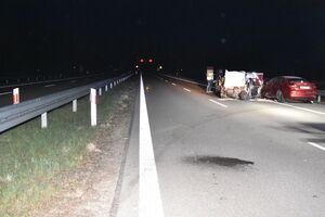 Rozbite samochody na drodze ekspresowej