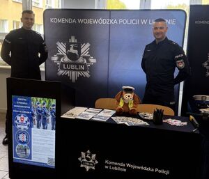 policjanci przy stoisku promującym policję