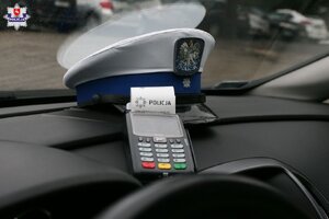 terminal i czapka policyjna