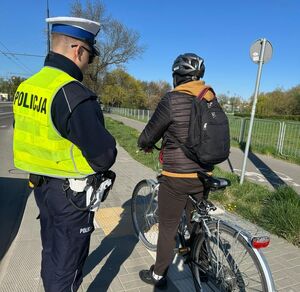 policjant podczas kontroli drogowej kierującego jednośladem