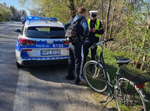 policjant podczas kontroli drogowej kierującego jednośladem