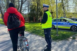policjant podczas kontroli drogowej kierującego jednośladem