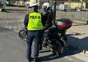 policjant podczas kontroli drogowej kierującego jednośladem