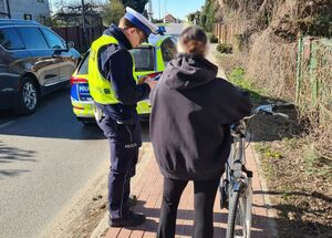 policjant podczas kontroli drogowej kierującego jednośladem
