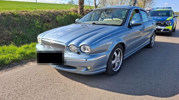 oznakowany radiowóz policyjny i jaguar