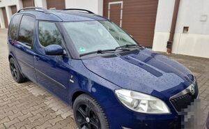 Granatowe auto osobowe marki skoda.