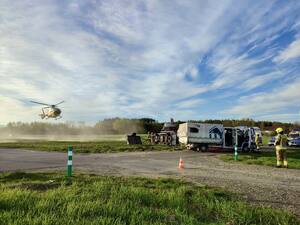 miejsce wypadku, w tle widać śmigłowiec LPR