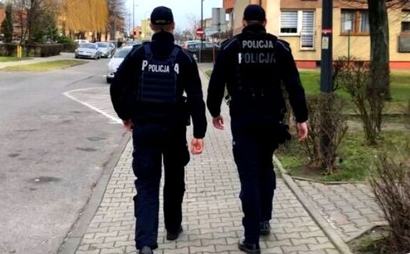 dwaj policjanci prewencji podczas patrolu na ulicachach miasta