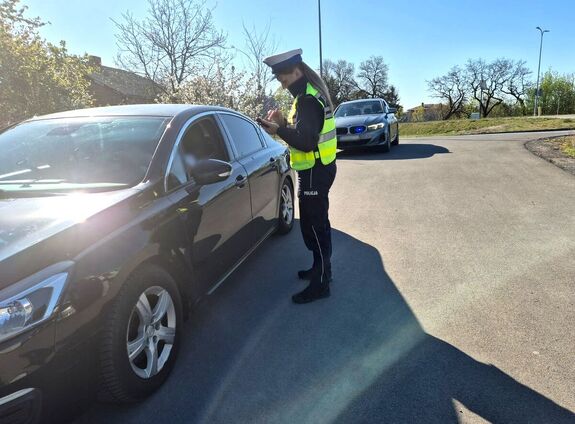 kontrola pojazdu przez policjantkę