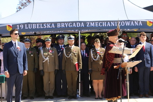 uczestnicy uroczystości pod namiotem