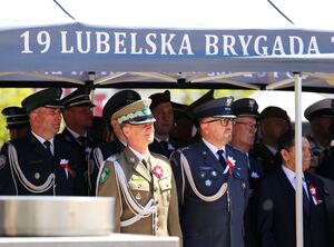przedstawiciele służb mundurowych pod namiotem