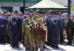 delegacja służb mundurowych składa wieniec