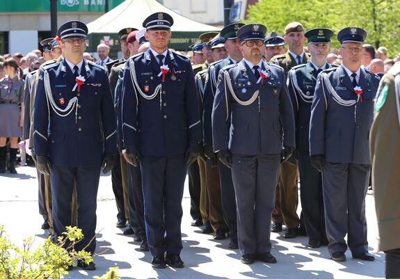 delegacja służb mundurowych składa wieniec