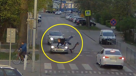zdjęcie z monitoringu, które uchwyciło moment zdarzenia