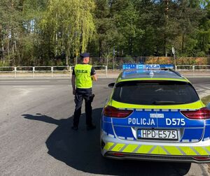 policjant kieruje ruchem