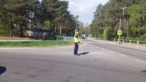 policjant kieruje ruchem