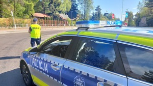 policjant kieruje ruchem