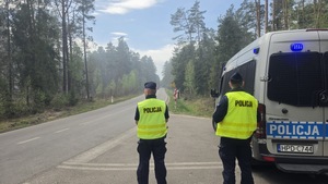 policjanci kierują ruchem