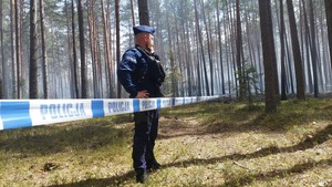 policjant przy taśmie na miejscu zdarzenia
