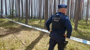 policjant przy taśmie na miejscu zdarzenia