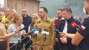 konferencja prasowa z udziałem funkcjonariuszy straży pożarnej, policji, ministrów i wojewody lubelskiego
