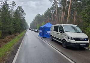 pojazdy policyjne przy drodze, policyjny namiot