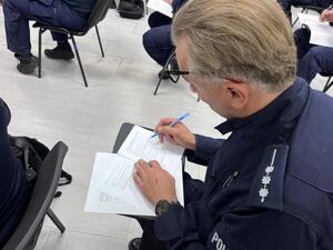 umundurowany policjant rozwiązuje test