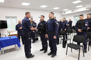 Zastępca Komendanta Wojewódzkiego Policji w Lublinie inspektor Robert Michna wręcza puchar i gratuluje policjantom, którzy zajęli drugie miejsce