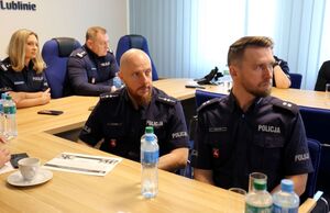 uczestnicy podczas spotkania w sali odpraw