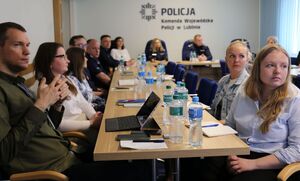 uczestnicy podczas spotkania w sali odpraw