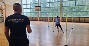 instruktor policyjny podczas testu sprawności