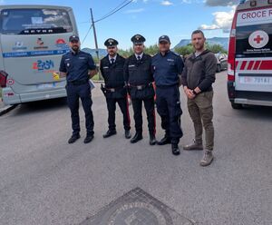 policjant podczas służby z włoskimi policjantami