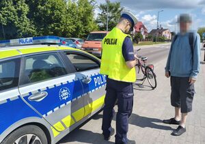 policjant kontroluje rowerzystę