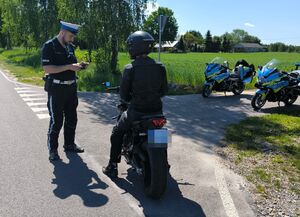 policjant kontroluje motocyklistę
