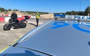 policjant kontroluje motocyklistę