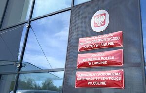 Tablica zamieszczona na elewacji budynku na której widać napis  Oddział Prewencji Policji w Lublinie, Samodzielny Pododdział Kontrterrorystyczny Policji w Lublinie oraz Zarząd w Lublinie Centralnego Biura Zwalczania Cyberprzestępczości.