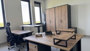 Pokój służbowy funkcjonariuszy wyposażony w meble oraz komputery.