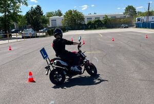 uczestnik turnieju podczas jazdy na motocyklu
