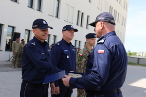 Zastępca Komendanta Głównego Policji nadinsp. dr Rafał Kochańczyk wręcza symboliczny klucz Dowódcy Oddziału Prewencji Policji  w Lublinie insp. Romanowi Leszczowi