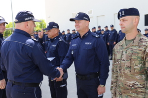 Zastępca Komendanta Głównego Policji nadinsp. dr Rafał Kochańczyk wręcza symboliczny klucz Naczelnikowi Zarządu w Lublinie Centralnego Biura Zwalczania Cyberprzestępczości podinsp. Mariuszowi Pomorskiemu
