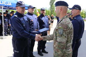 Zastępca Komendanta Głównego Policji nadinsp. dr Rafał Kochańczyk wręcza symboliczny klucz Dowódcy Samodzielnego  Pododdziału Kontrterrorystycznego Policji w Lublinie kom. Grzegorzowi Wilkowi