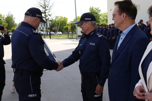 Komendant Wojewódzki Policji w Lublinie insp. Tomasz Gil wręcza pamiątkowy ryngraf I Zastępcy Komendanta Wojewódzkiego Policji w Lublinie insp. Andrzejowi Miodunie