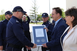 Komendant Wojewódzki Policji w Lublinie insp. Tomasz Gil wręcza pamiątkowy ryngraf Panu Włodzimierzowi Pietroniowi – byłemu Zastępcy Komendanta Wojewódzkiego Policji w Lublinie