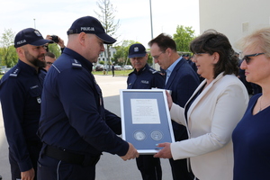 Komendant Wojewódzki Policji w Lublinie insp. Tomasz Gil wręcza pamiątkowy ryngraf Pani Renacie Majkut – Naczelnik Wydziału Inwestycji i Remontów,
