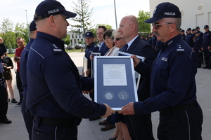 Komendant Wojewódzki Policji w Lublinie insp. Tomasz Gil wręcza pamiątkowy ryngraf mł. insp. Jarosławowi Kostek Naczelnikowi Wydziału Łączności i Informatyki