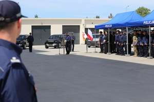Zastępca Komendanta Głównego Policji nadinsp. dr Rafała Kochańczyka podczas przemowy, po prawej stronie pod namiotem z napisem policja stoją zaproszeni goście