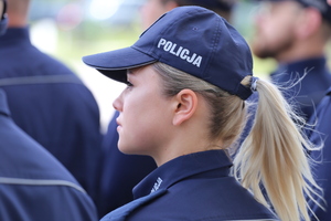 lewy profil policjantki biorącej udział w uroczystości