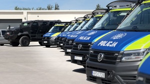 oznakowane radiowozy policyjne marki Volkswagen ustawione w rzędzie