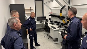 Zastępca Komendanta Głównego Policji nadinsp. dr Rafał Kochańczyk, Komendant Wojewódzki Policji w Lublinie insp. Tomasz Gil, I Zastępca Komendanta Wojewódzkiego Policji w Lublinie insp. Andrzej Mioduna w pomieszczeniu służbowym Centralnego Biura Zwalczania Cyberprzestępczości