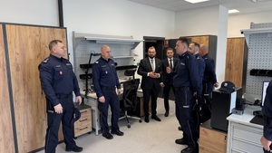 Zastępca Komendanta Głównego Policji nadinsp. dr Rafał Kochańczyk, Komendant Wojewódzki Policji w Lublinie insp. Tomasz Gil, i zaproszeni goście w pomieszczeniu służbowym  Centralnego Biura Zwalczania Cyberprzestępczości